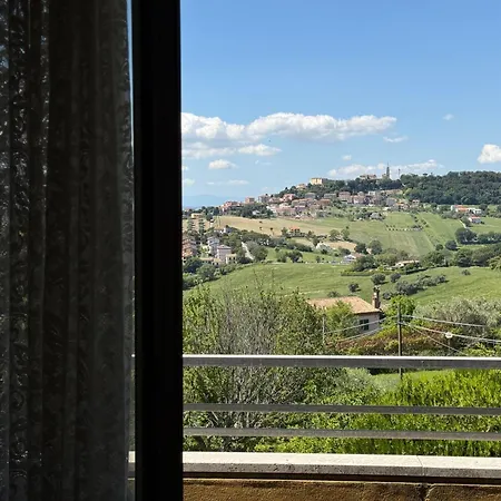 C015 - Camerano, Su Tre Piani Con Giardino