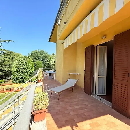 C015 - Camerano, Su Tre Piani Con Giardino