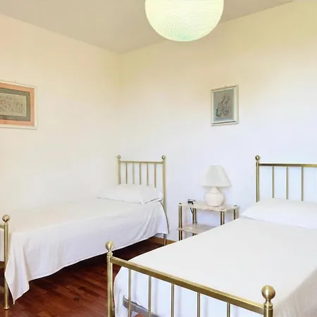 C015 - Camerano, Su Tre Piani Con Giardino Apartamento