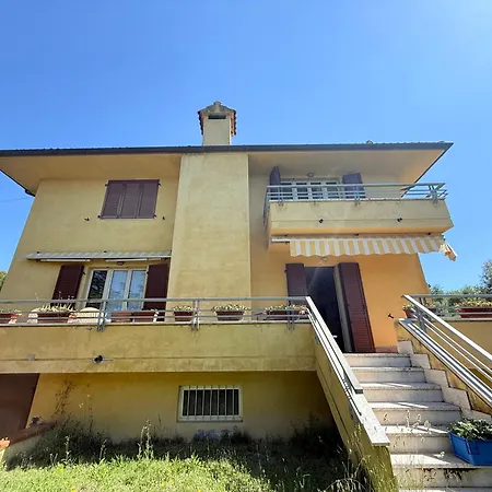 C015 - Camerano, Su Tre Piani Con Giardino Apartamento